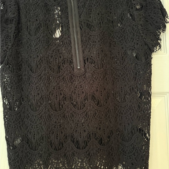 Alice + Olivia Black Lace Boxy Blouse Short Sleeve - Picture 2 of 6